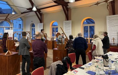 Besuch der Da Vinci Austellung Zu sehen ist die Da Vinci Austellung. In mitten des Raumes sind mehrere Menschen zu finden.