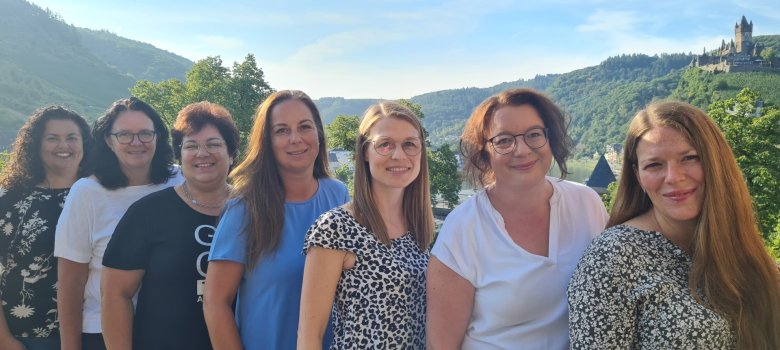 Das derzeitige Team der Kreisvolkshochschule Cochem-Zell Zu sehen ist das derzeitige Team der Kreisvolkshochschule Cochem-Zell