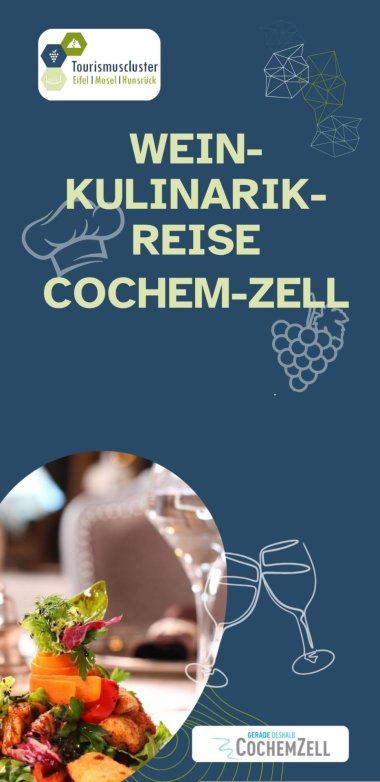 Zu sehen ist ein dunkel blauer Flyer auf dem Weinkulimarikreise Cochem-Zell steht. Zudem ist ein Bild von einem Essen abgebildet und zwei Weingläser.
