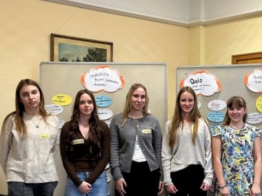 Büro der Landrätin Zu sehen ist eine Personengruppe die vor einer Pinnwand steht.