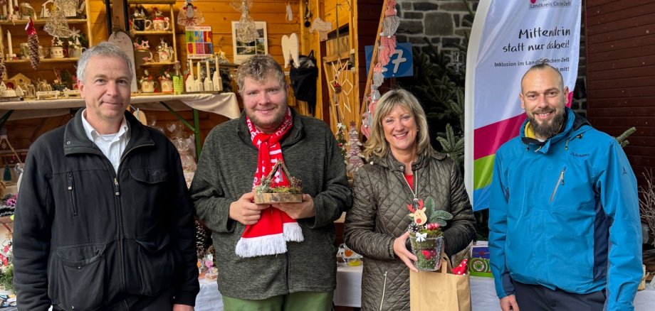 Besuch auf dem Weihnachtsmarktstand des Steuerungskreises zur Teilhabe von Menschen mit Behinderung: v.l.: Achim Wagner (Geschäftsbereichsleiter Kreisverwaltung Cochem-Zell), Sven Temmen, Landrätin Anke Beilstein, Christian Greulich (Werkstattleiter Mosellandwerkstätten Zweigstelle Kloster Eber-nach)