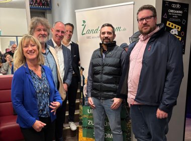 Tannenhof Schneiders wird im „Virtuellen Kraftwerk Cochem-Zell“ willkommen geheißen Georg Valder vom Tannenhof Schneiders wird im „Virtuellen Kraftwerk Cochem-Zell“ willkommen geheißen. Auf dem Foto v.l.n.r.: Landrätin Anke Beilstein, Georg Valder, Thomas Ranft (ARD-Klimaexperte und Redner der Klimaschutzkonferenz), Dirk Barbye (Werkleiter), Thilo Seimetz und Jan-Eric Simon (beide VSE AG)