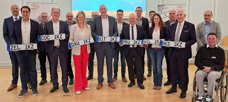 Gemeinsames Bild zum Start für das erweiterte Projekt „Gemeinsame Zulassungsstelle“ mit Landrat Kruppert, Vertretern der Landkreise Bernkastel-Wittlich, Cochem-Zell und Vulkaneifel, des Landkreistags RLP und des Innenministeriums RLP