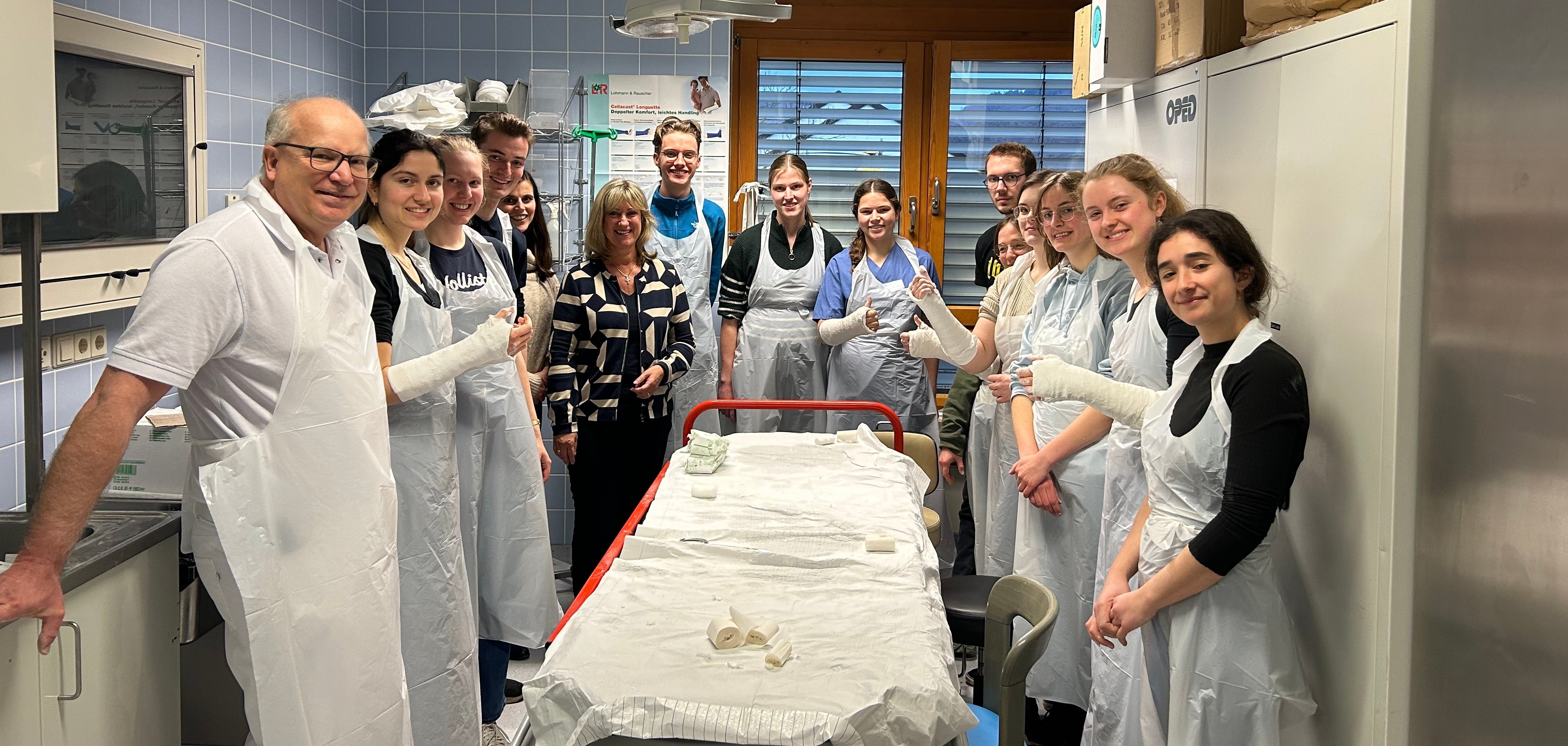 Gruppenbild Gips- und Verbandkurs im Rahmen der Gruppenfamulatur