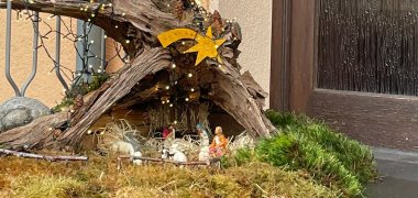 Spaziergang für Gemeinsamkeit - Weihnachtsschmuck vor einer Haustür
