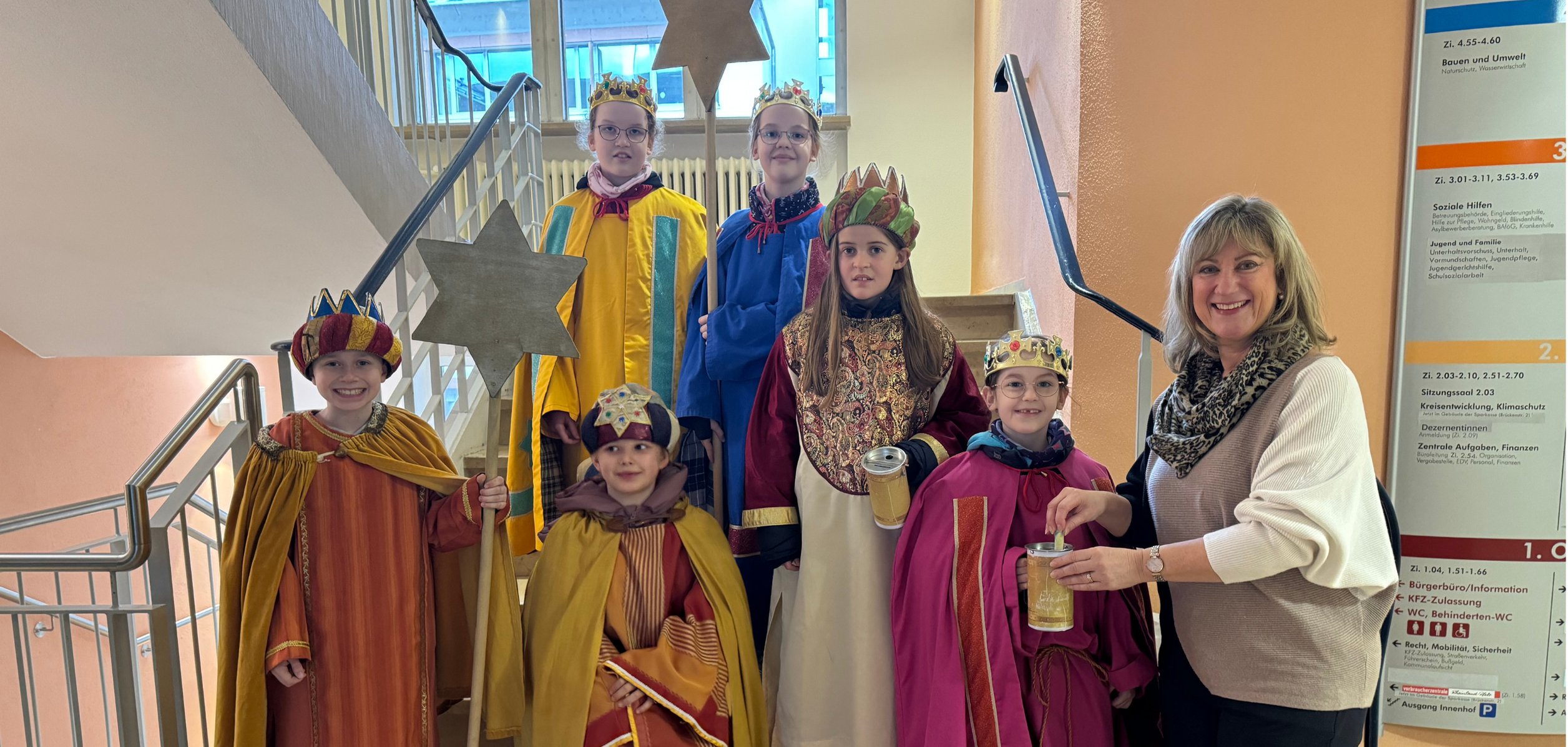 Gemeinsames Bild der Sternsinger mit Landrätin Beilstein im Eingangsbereich der Kreisverwaltung