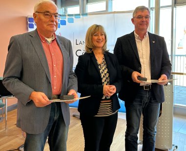 Ehrung ausgeschiedene KT-Mitglieder: Kleine Plakette in Bronze