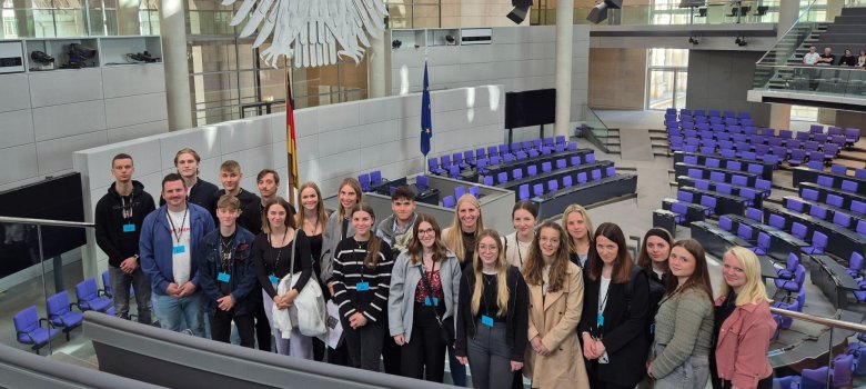 Gruppenfoto der Nachwuchskräfte der Kreisverwaltung Cochem-Zell im Bundestag Gruppenfoto der Nachwuchskräfte der Kreisverwaltung Cochem-Zell im Bundestag
