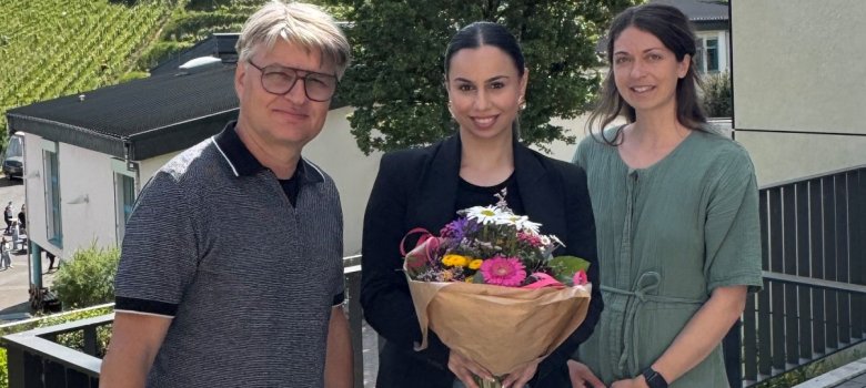 Der Schulleiter der Realschule plus Cochem Frank Sütterlin und Ausbildungsleiterin Anne Kramer (re.) gratulieren Melis Yigit zur bestandenen Prüfung. Der Schulleiter der Realschule plus Cochem Frank Sütterlin und Ausbildungsleiterin Anne Kramer (re.) gratulieren Melis Yigit zur bestandenen Prüfung.