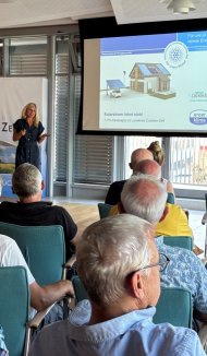 Nicole Jobelius-Schausten vom Eigenbetrieb Klima & Energie eröffnet den Abend mit einer Präsentation des Solardachkatasters Cochem-Zell. Nicole Jobelius-Schausten vom Eigenbetrieb Klima & Energie eröffnet den Abend mit einer Präsentation des Solardachkatasters Cochem-Zell.