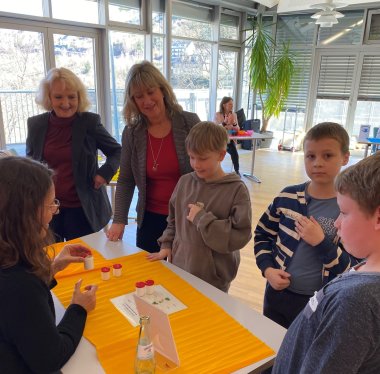 Grundschüler mit Landräatin Beilstein an einem Infostand am Tag des Gesundheitsamts 2025