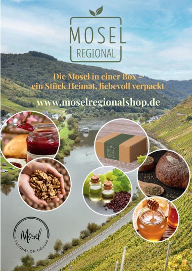 Die Mosel in einer Box - ein Stück Heimat, liebevoll verpackt Im Hintergrund des Plakats ist die Mosel, sowie Weinberge zu erkennen. Im Vordergrund am oberen Rand des Bildes ist das Logo von Mosel regional zu sehen. Darunter steht der Spruch 'Die Mosel in einer Box- ein Stück Heimat, liebevoll verpackt'. Darunter ist der Online-Shop verlinkt. Etwa mittig des Bildes sind 6 Kreise zu sehen in denen ein Marmeladenglas, Nüsse, ein Paket, Trauben, Kaffeebohnen, ein Leib Brot und Honig zu erkennen ist. Links unten in der Ecke ist das Logo von Faszination Mosel zu sehen.