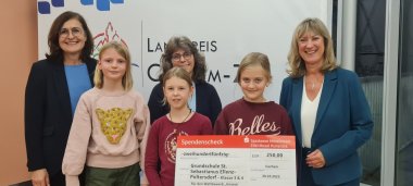 Gewinner Grundschule Ellenz-Poltersdorf Zu sehen sind sechs Personen. Davon sind drei Kinder der Grundschule Ellenz-Poltersdorf. Rechts im Bild steht Frau Bettina Pellio, mittig steht Frau Verena Laux und links im Bild steht die Landrätin Frau Beilstein.