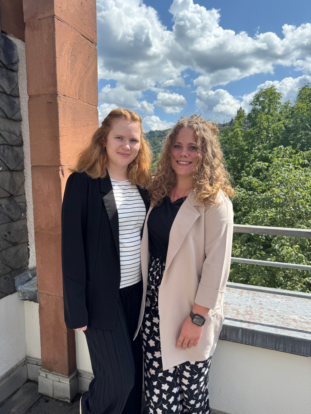 Auf dem Bild sind die beiden neuen Studentinnen der Sozialen Arbeit zu sehen. Links steht Frau Vanessa Anhut, rechts steht Lara Umbscheiden.