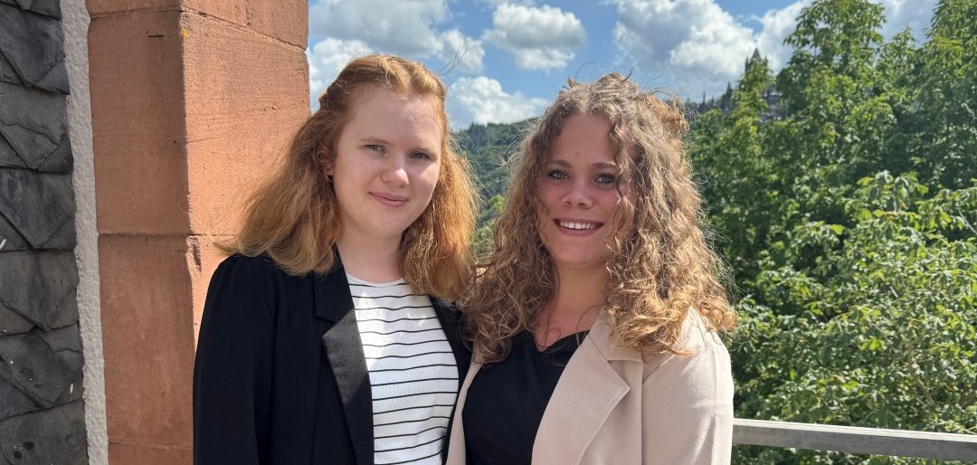 Auf dem Bild sind die beiden neuen Studentinnen der Sozialen Arbeit zu sehen. Links steht Frau Vanessa Anhut, rechts steht Lara Umbscheiden.