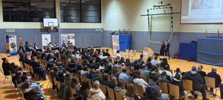 Zwölftklässler Melanie Münch und Timo Politz berichten aus ihrem Jahrespraktikum.   