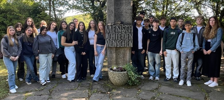 Erfolgreiche Teilnehmer des Känguru Wettbewerbs der Realschule plus Cochem präsentieren stolz ihre Urkunden.