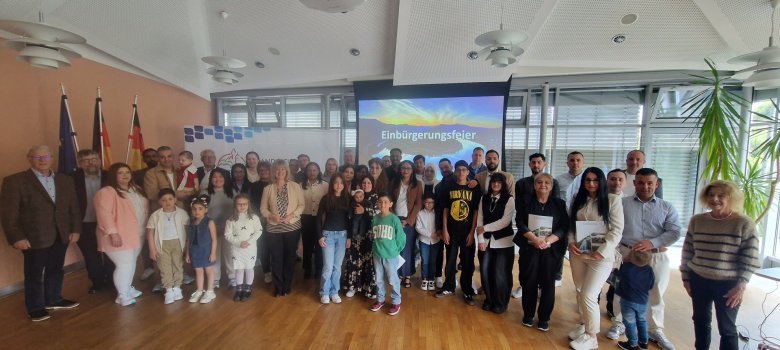 Einbürgerungsfeier durfte Landrätin Anke Beilstein 46 neue Staatsbürgerinnen und Staatsbürger aus insgesamt 23 Nationen begrüßen und ihnen in einem feierlichen Rahmen ihre Einbürgerungsurkunden überreichen.