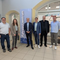 Foto FGZ Bullay (Außenansicht): Boris Kretz, Beigeordneter Gemeinde Bullay, Tina Georgi, örtliche Betriebsleiterin Transdev Vertrieb GmbH, Hans-Joachim Mons, Erster Kreisbeigeordneter Landkreis Cochem-Zell, Jürgen Hoffmann, Bürgermeister Verbandsgemeinde Zell, Thorsten Müller, Verbandsdirektor SPNV-Nord, Lars Dürre, Teamleiter personenbediente Verkaufsstellen Rhein-Mosel-Fulda Transdev Vertrieb GmbH (v.l.n.r.).