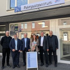 Foto FGZ Cochem (Außenansicht): Hans-Martin Meurer, Hausverwaltung, Wolfgang Lambertz, Bürgermeister Verbandsgemeinde Cochem, Hans-Joachim Mons, Erster Kreisbeigeordneter Landkreis Cochem-Zell, Tina Georgi, örtliche Betriebsleiterin Transdev Vertrieb GmbH, Walter Schmitz, Bürgermeister Stadt Cochem, Thorsten Müller, Verbandsdirektor SPNV-Nord (v.l.n.r.).