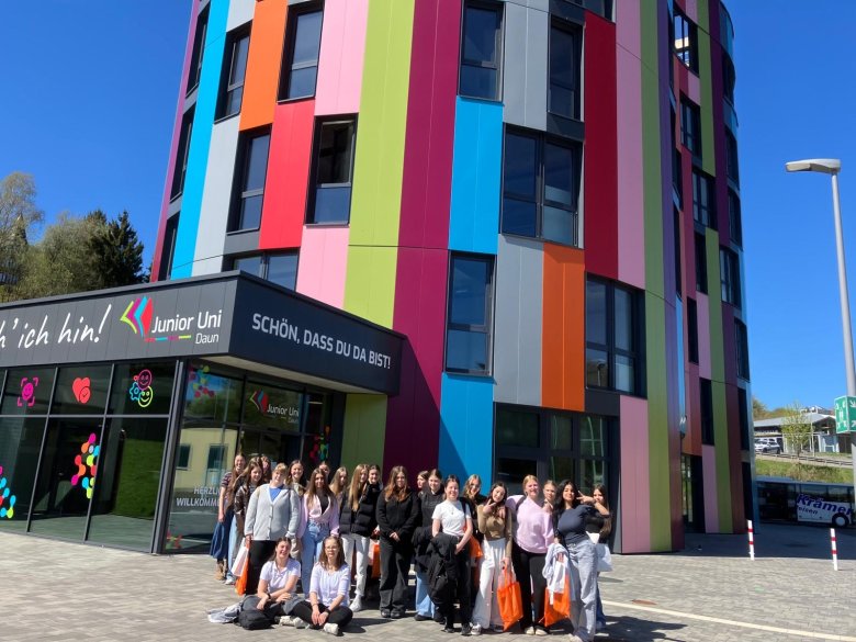 Beim diesjährigen Girls’ Day am 23. April 2026 an der Junior Uni in Daun nutzten 31 Schülerinnen der Realschule plus Vulkaneifel die Gelegenheit, spannende Einblicke in bislang eher männerdominierte Berufe zu erhalten.