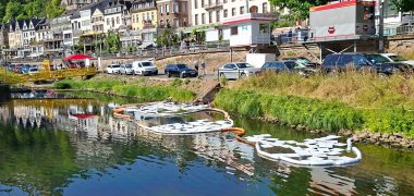 Ölfilm auf der Mosel Das Bild zeigt den Uferbereich nahe der Mündung des Märtscheltbachs in die Mosel. Dort ist ein Ölfilm auf der Mosel erkennbar und Ölsperren und Auffangtücher.