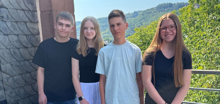 Karrierestart in der Kreisverwaltung Zu sehen sind 4 junge Personen, welche nun die Ausbildung oder ein Partikum in der Kreisverwaltung absolvieren. Sie stehen auf der Dachterrasse, neben ihnen ist ein Teil des Daches zu sehen, hinter ihnen sieht man frühne Bäume. v. l.: Philipp Mohrs, Maren Emmerich, Finn Clausen, Jolaine Piellusch