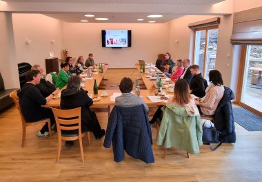 Auf dem Bild zusehen ist ein ehemaliges Torismuscluster-Treffen