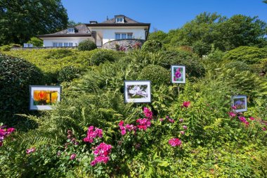 Es zeigt die Kunst von Erich Zimmermann und Gabi Herges in Hof und Garten in Bernkastel-Kues im Rahmen einer „Kunst am Fluss“-Veranstaltung.