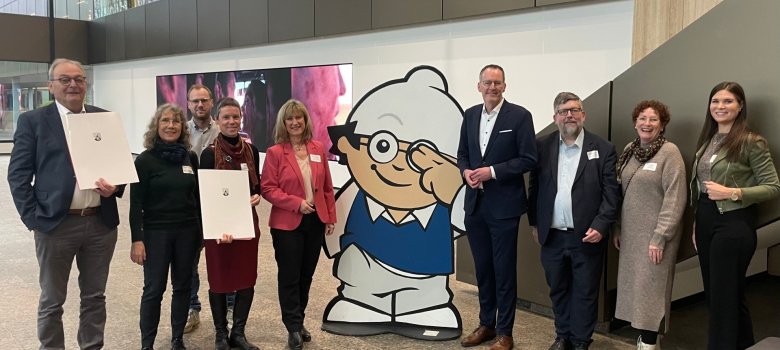 Ende Januar zeichnete Innenminister Michael Ebling die Cochem-Zeller Dörfer im Rahmen einer Feierstunde im ZDF-Kongresszentrum in Mainz aus. Ortsbürgermeister Hermann Oster aus Bremm und Simone Nick, Ortsbürgermeisterin von Lütz nahmen die Auszeichnung gerne im Empfang. Mit ihnen freuten sich Landrätin Anke Beilstein, Bürgermeister Wolfgang Lambertz sowie Vertreterinnen und Vertreter der Gemeinden und Verwaltung.