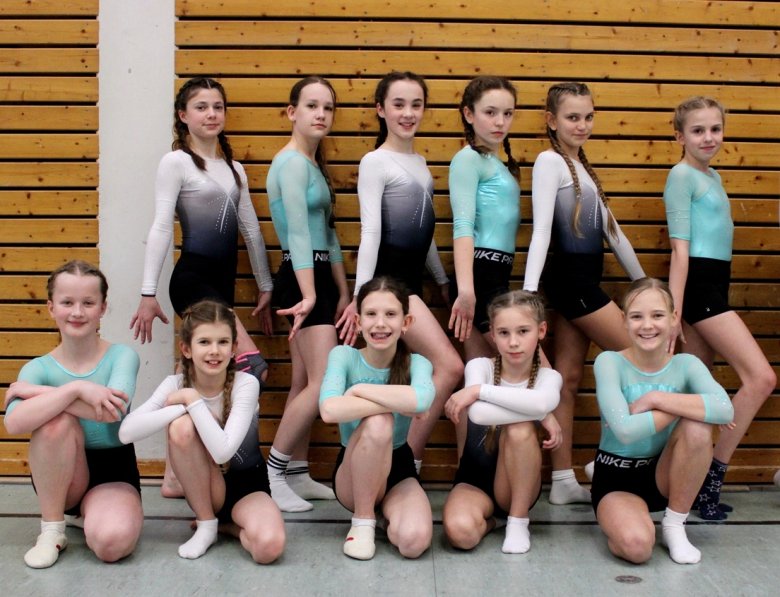 Zweifacher Regionalsieg im Geräteturnen – Sportprofilklassen feiern großen Erfolg Zweifacher Regionalsieg im Geräteturnen – Sportprofilklassen feiern großen Erfolg: Das Bild zeigt die Turnerinnen der beiden Mannschaften (Realschule plus Cochem und Martin-von-Cochem-Gymnasium), die zum Gruppenbild in zwei Reihen aufgestellt sind, die Vorderreihe knieht. Die Schülerinnen tragen das Mannschaftstrikot..