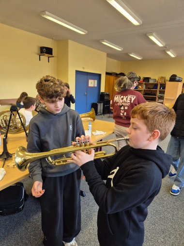 Zahlreiche Besucher am Tag der offenen Tür der Gemeinsamen Orientierungsstufe Cochem Viel Freude am Musizieren vermittelten die Bläserklassen im Musikraum des Martin-von-Cochem Gymnasiums.