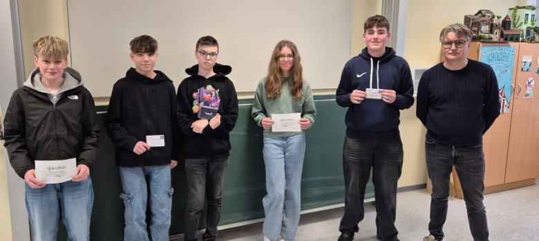 Erfolgreiche Teilnahme am Landeswettbewerb Mathematik Frank Sütterlin gratuliert den stolzen Preisträgern zu ihren guten Ergebnissen.