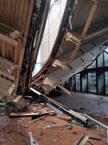 Wolff-Holzstegträger: Bruchstellen der Dachbinder bei einem eingestürzten Gebäude