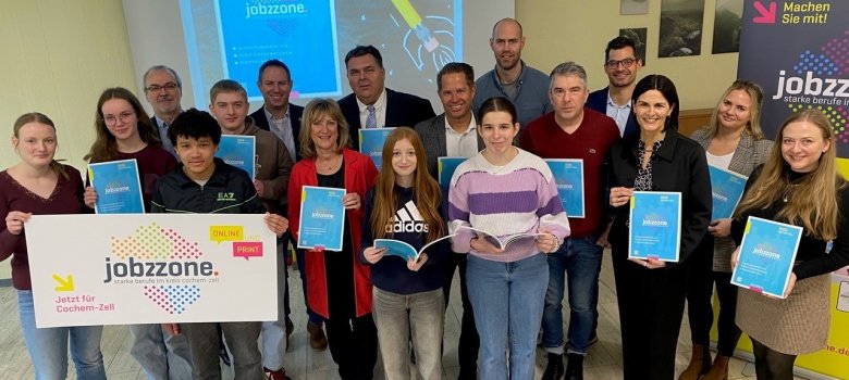 Vorstellung des Ausbildungsguides "jobzzone 2026" für den Landkreis Cochem-Zell. Das Gruppenfoto zeigt Vertreterinnen und Vertreter der Beteiligten Instuitutionen sowie Schülerinnen und Schüler bei der Vorstellung des Ausbildungsbetriebe-Guides in der Konrad-Adenauer-Schule Treis-Karden.