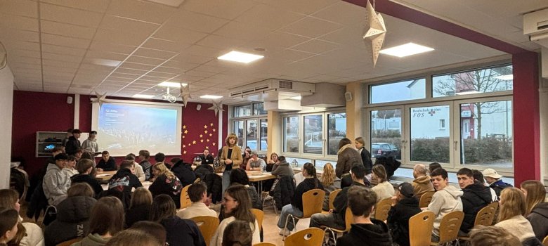 Unterrichtsmitschau an der FOS Kaisersesch: interessierte Zehntklässler sitzen beim Schnupperunterricht  mit im Raum. Vorn steht eine Lehrkraft. 