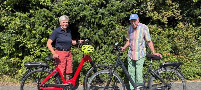 Gemeinsam 170 Lebensjahre im Sattel – STADTRADELN zeigt: Bewegung kennt kein Alter Das Foto zeigt Herrn und Frau von Stackelberg, -Sie sind mir ihren Fahrrädern abgebildet.