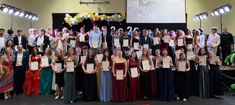 Feierliche Schulentlassung an der Kurfürst Balduin Realschule plus und FOS Kaisersesch: Das Foto zeigt die festlich gekleideten Schülerinnen und Schüler mit ihren Zeugnissen.