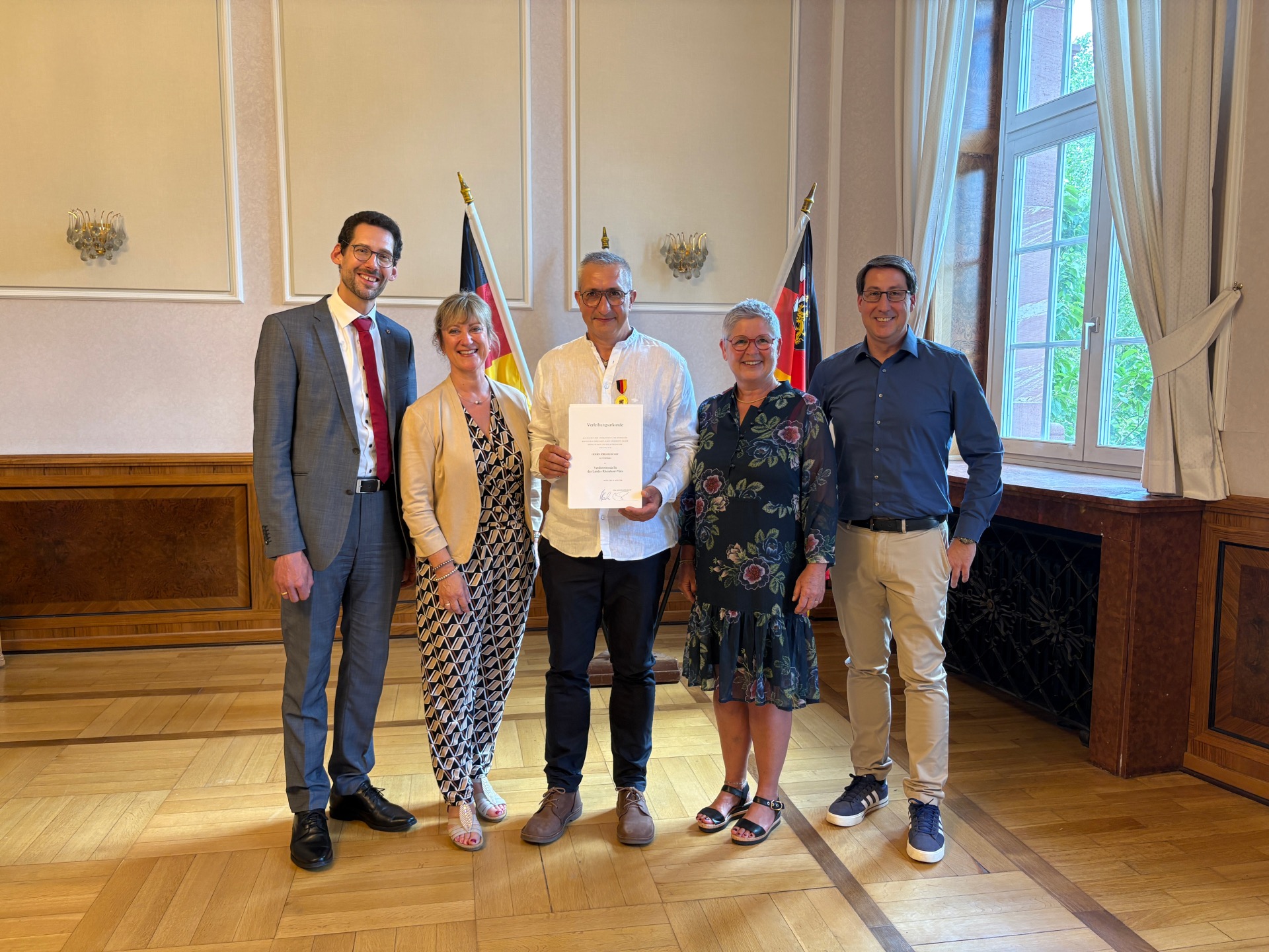 v. l. n. r.: SGD-Vizepräsident Manuel Liguori, Landrätin Anke Beilstein, Jörg Huschet, Birgit Huschet, Bürgermeister der VG Zell, Jürgen Hoffmann