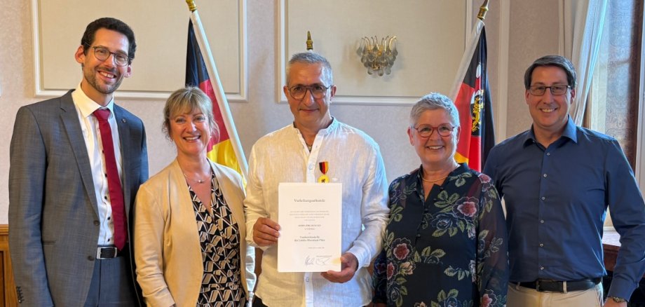 v. l. n. r.: SGD-Vizepräsident Manuel Liguori, Landrätin Anke Beilstein, Jörg Huschet, Birgit Huschet, Bürgermeister der VG Zell, Jürgen Hoffmann