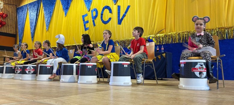 Drumline-Auftritt beim Kinderkarneval in Ellenz