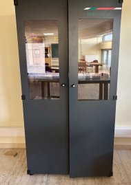 Praxisprojekt mit der DAX MetallForm GmbH & Co. KG in Cochem-Brauheck: Der von den Schülerinnen und SChülern hergestellte Schrank wird nun als Verkaufsschrank in der Bibliothek der Realschule plus Cochem genutzt und dient dort zur Lagerung und zum Verkauf von Schulmaterialien.