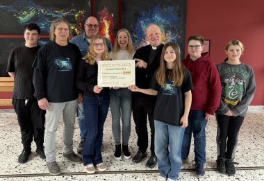 Musical-AG übergibt Spende an Pfarrei Heilige Maria Musical-AG übergibt Spende an Pfarrei Heilige Maria