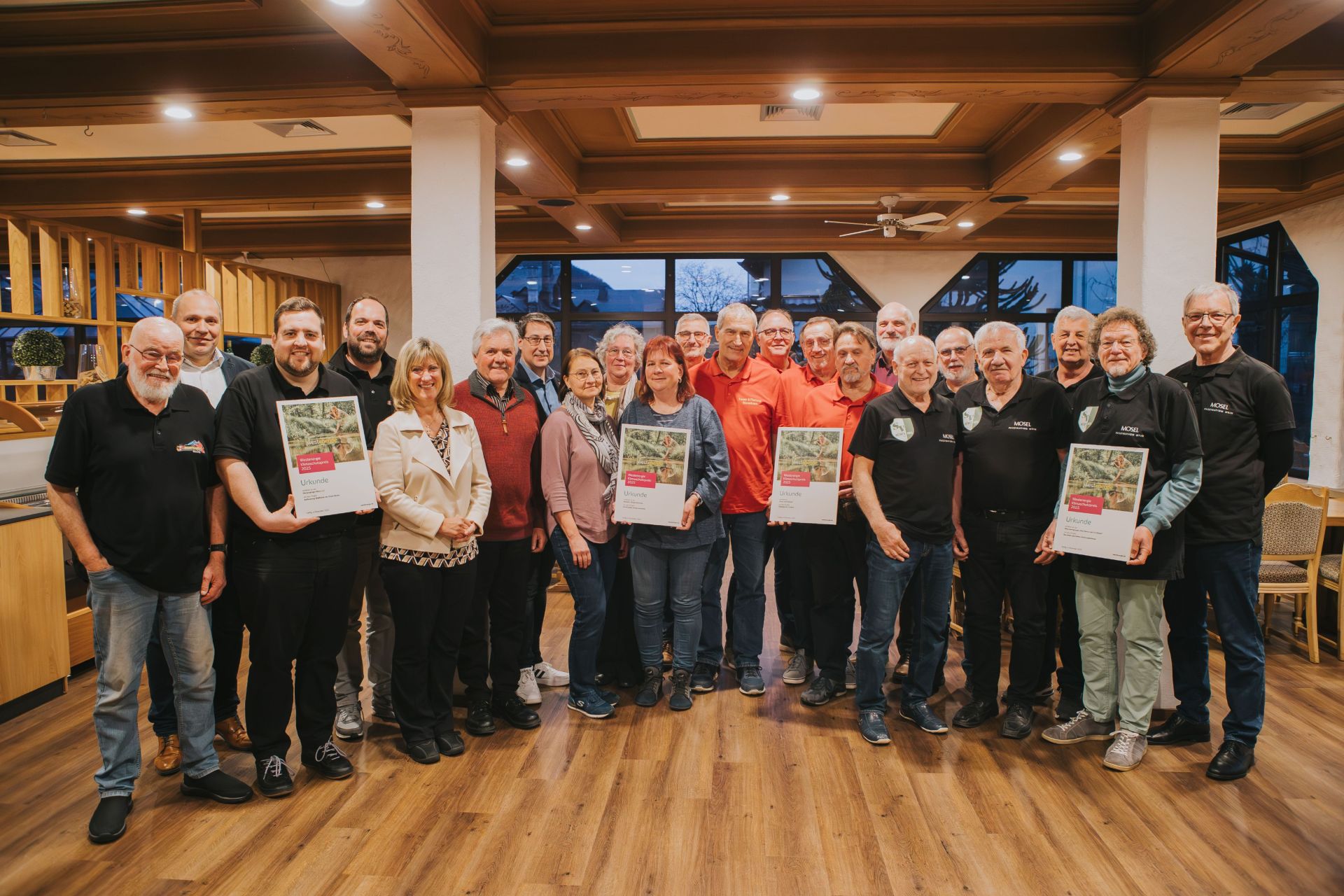 Das Gruppenbild zeigt Kommunalmanager Thomas Hau von Westenergie (2. v. l.), Landrätin Anke Beilstein (5. v. l.) und Vertreterinnen und Vertretern der Kommunen