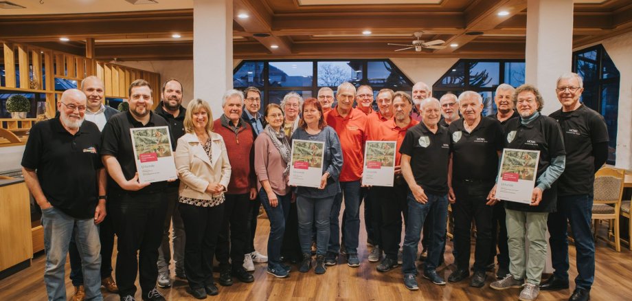 Das Gruppenbild zeigt Kommunalmanager Thomas Hau von Westenergie (2. v. l.), Landrätin Anke Beilstein (5. v. l.) und Vertreterinnen und Vertretern der Kommunen