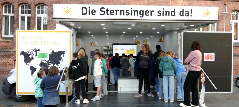 Sternsingermobil in Eschweiler an der Liebfrauenschule Sternsingermobil in Eschweiler an der Liebfrauenschule