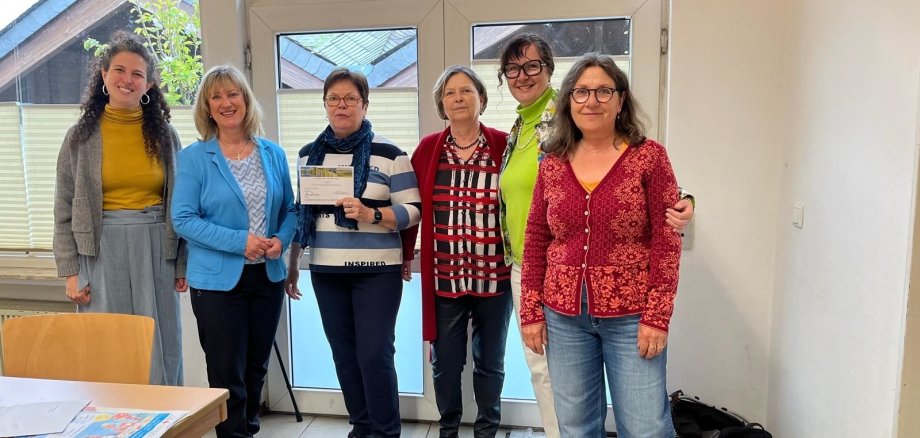 Landrätin Anke Beilstein dankt dem SkF für en-gagierte Integrations- und Frauenarbeit im Land-kreis Cochem-Zell v. l. n. r.: Vanessa Krüger, Anke Beilstein, Ingrid Schaub, Inge Berg, Monika Wilhelmy, Katharina Oster