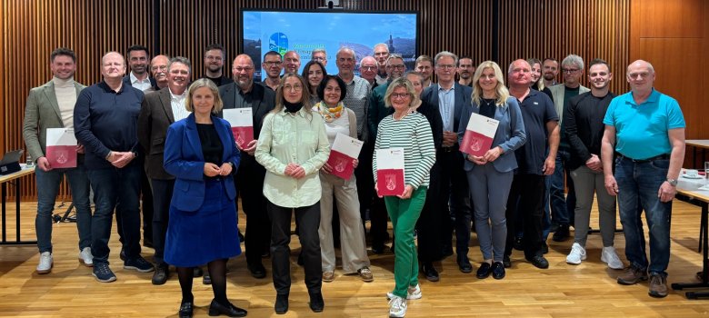 Auszeichnung in Mainz: Landkreis Cochem-Zell gehört zu den Gewinnern im Klima-Wettbewerb Gemeinsames Foto aller Gewinnerinnen und Gewinner des rhein-land-pfälzischen Klima-Wettbewerbs.