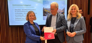 Auszeichnung in Mainz: Landkreis Cochem-Zell gehört zu den Gewinnern im Klima-Wettbewerb Ministerin Katrin Eder übergibt die Auszeichnung an den Ersten Kreisbeigeordneten Hans-Joachim Mons und die Referatsleiterin im Eigenbetrieb „Klima & Energie“ Nicole Jobelius-Schausten.