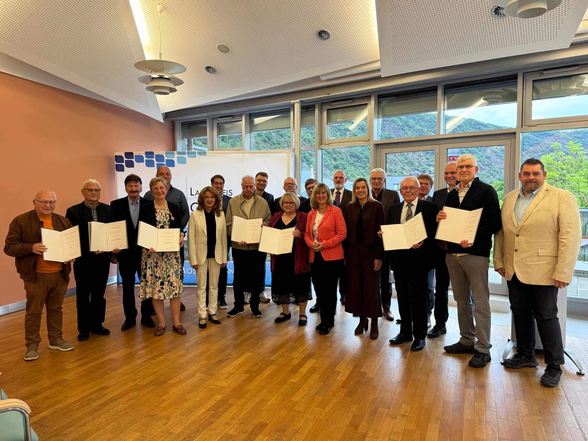 Ehrung verdienter Kreiseinwohner im Kreishaus der Kreisverwaltung Cochem-Zell - Gruppenbild